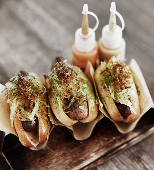 Korv med bröd och lyxiga toppings