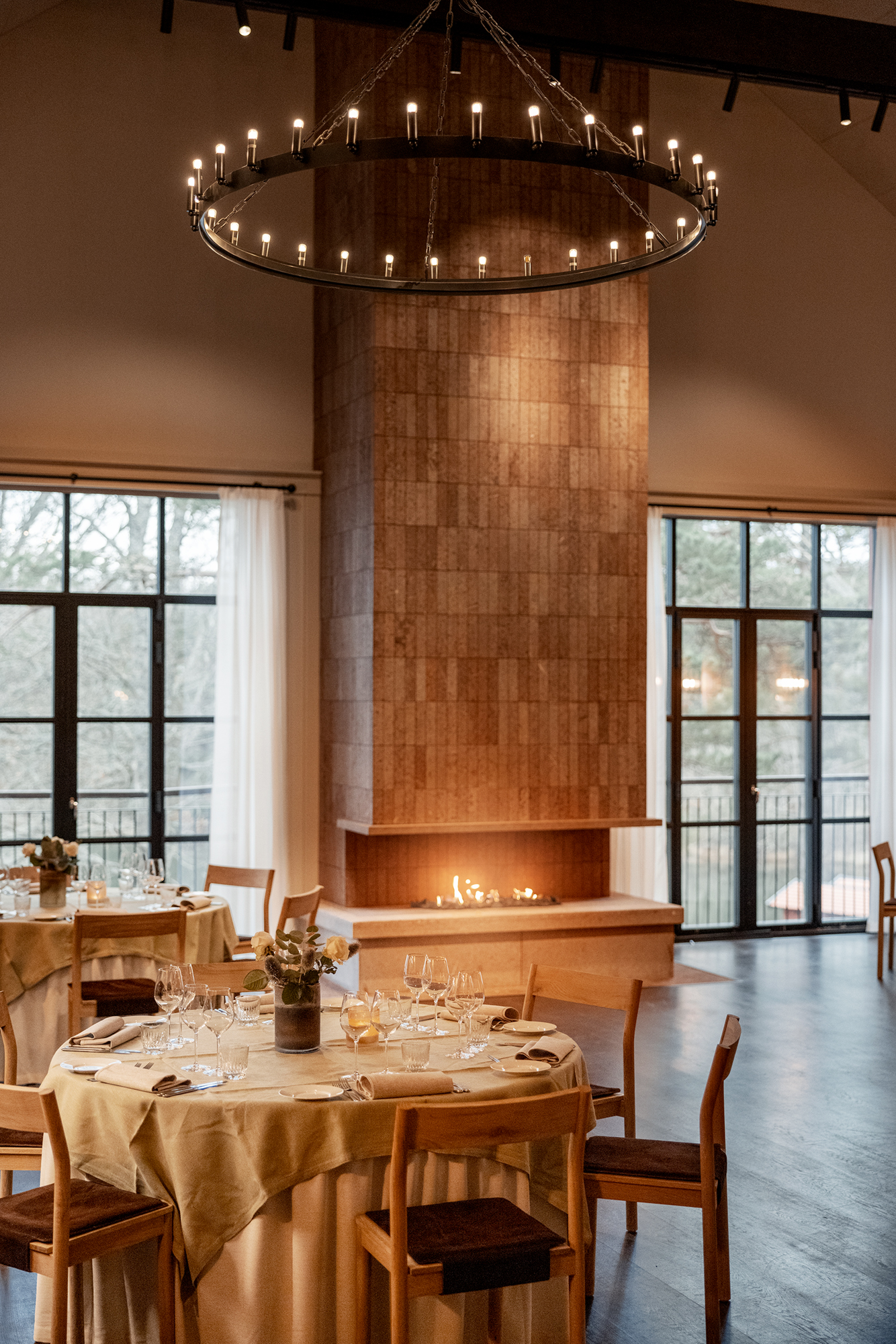 Rymlig konferenssal uppdukad för fest