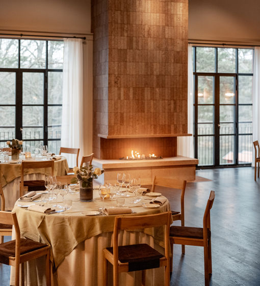 Rymlig konferenssal uppdukad för fest