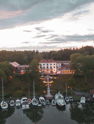 Konsert utomhus med utsikt över båthamnen och Hemviken