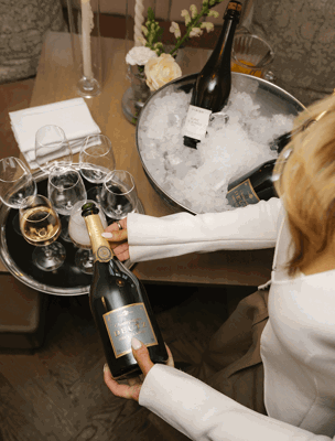 Champagne hälls upp i glas inför firanden