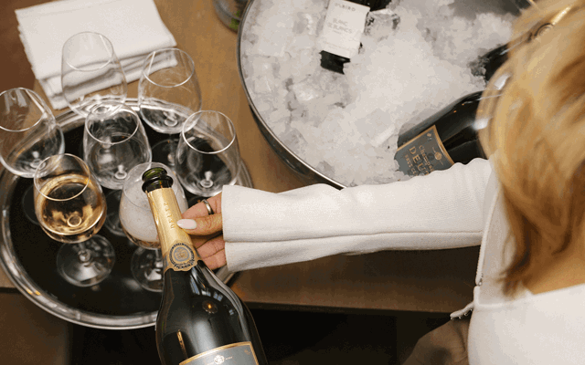 Champagne hälls upp i glas inför firanden