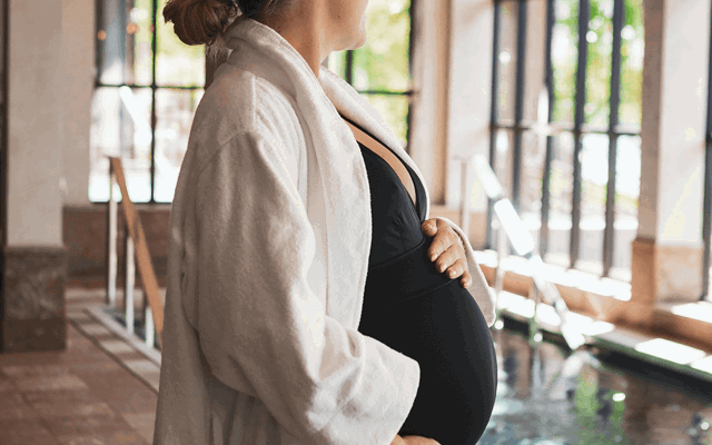 Gravid person på spa i skärgården
