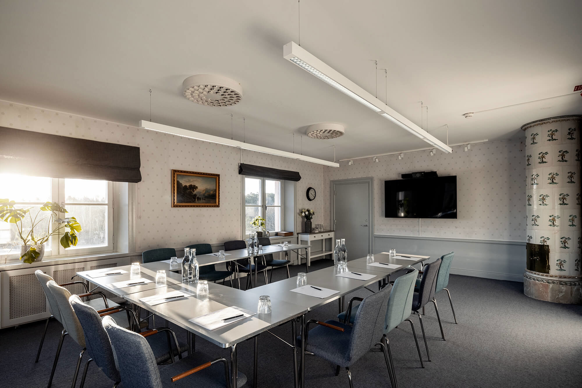 Konferenslokal på Smådalarö Gård, möblerad i U-sittning
