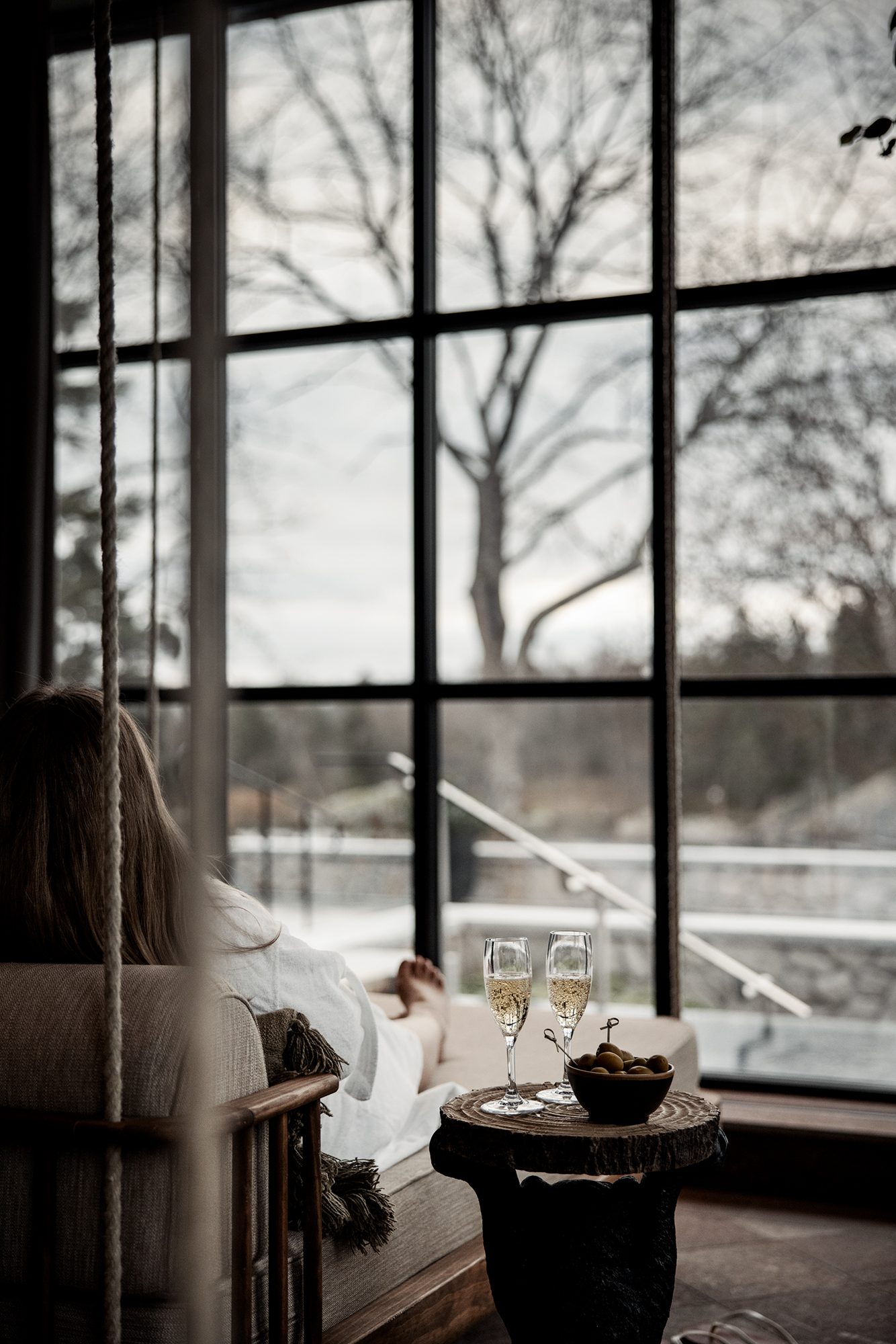 Person i spats relaxavdelning, med två glas champagne