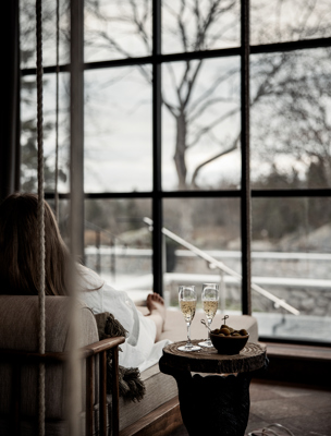 Person i spats relaxavdelning, med två glas champagne