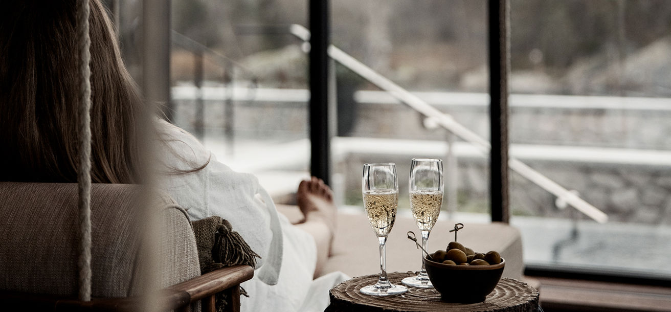 Person i spats relaxavdelning, med två glas champagne