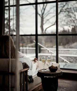 Person i spats relaxavdelning, med två glas champagne