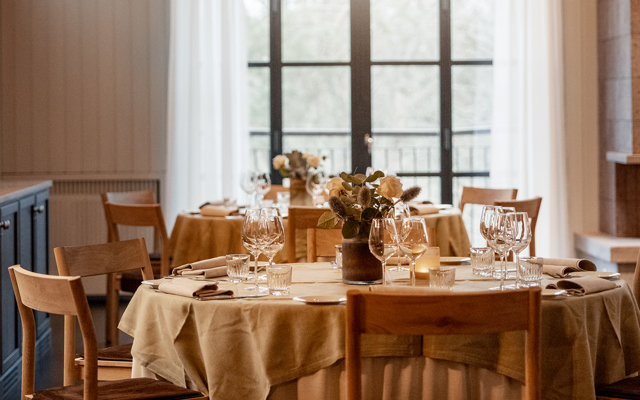 Runt bord med vacker dukning för fest