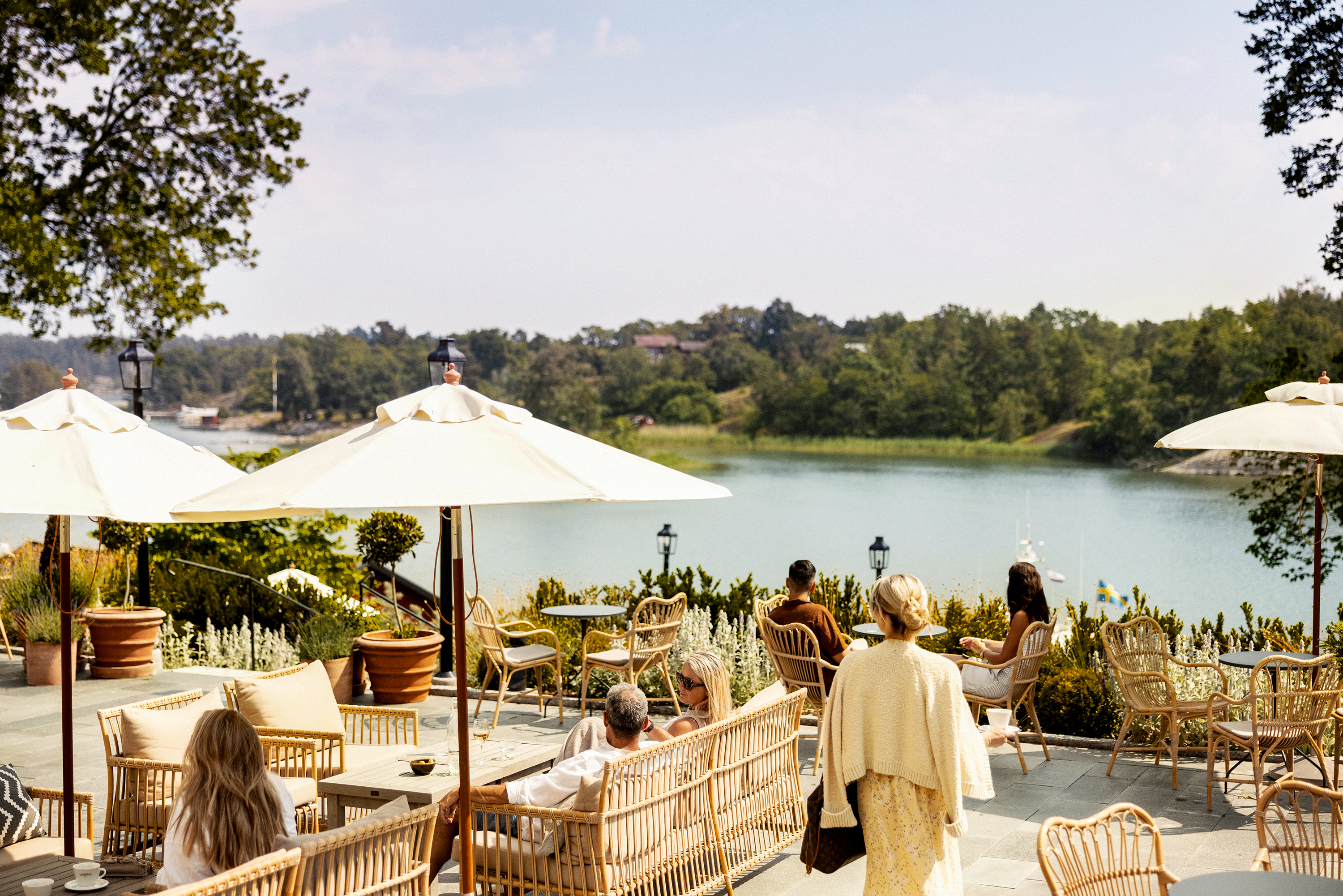 Smådalarö Gårds uteservering har havsutsikt