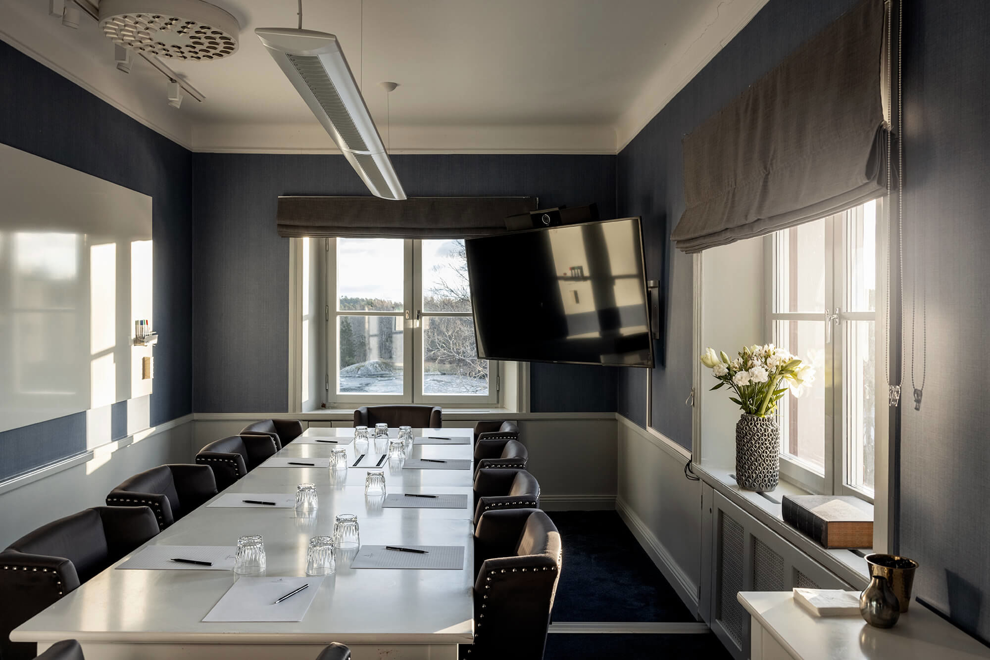 Konferensrum med styrelsebord