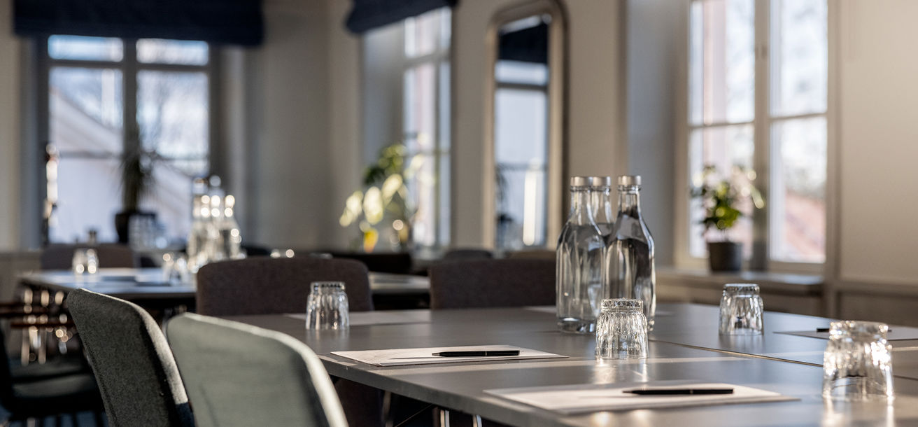 Rymligt konferensrum på hotell