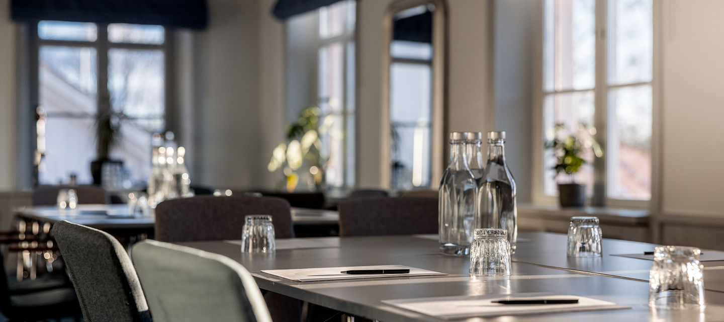 Rymligt konferensrum på hotell
