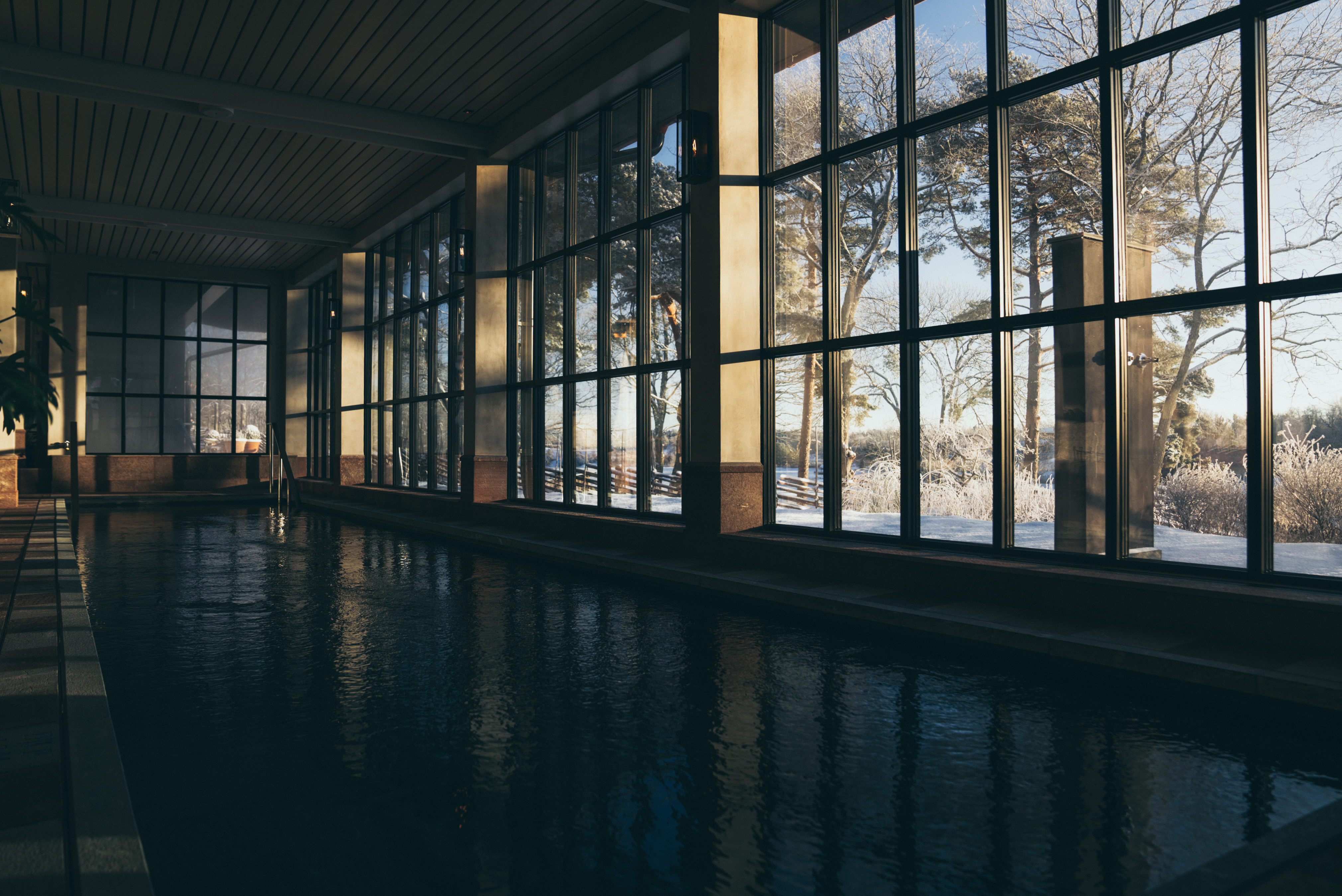 vackert skärgårdsspa i vintermiljö