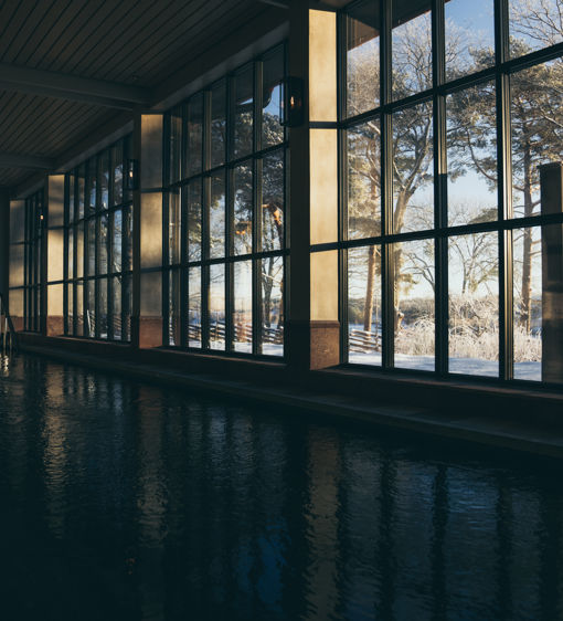 vackert skärgårdsspa i vintermiljö