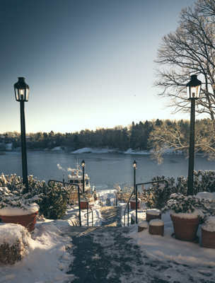 Utomhustrappa med snö som vätter mot bryggan i Hemviken