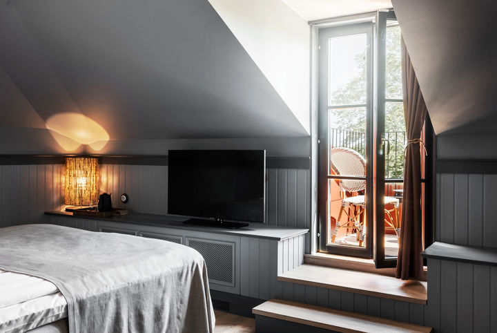 Vackert hotellrum med teve och privat balkong