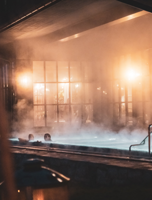 Ånga kommer från varm utomhuspool på vintern