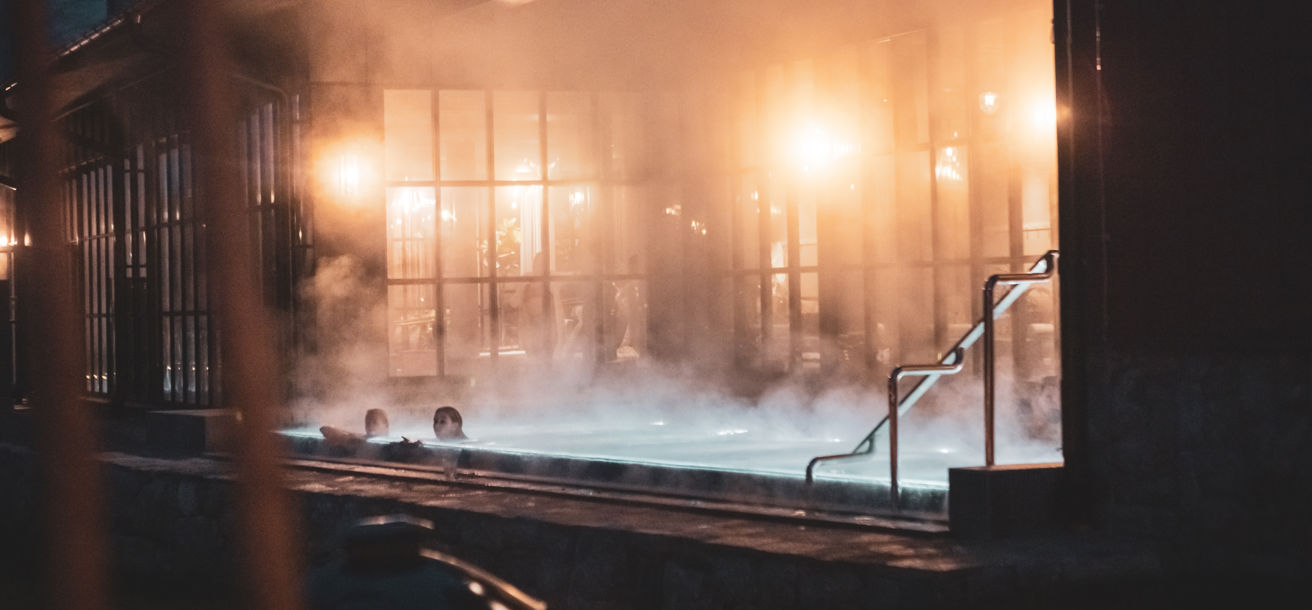 Ånga kommer från varm utomhuspool på vintern