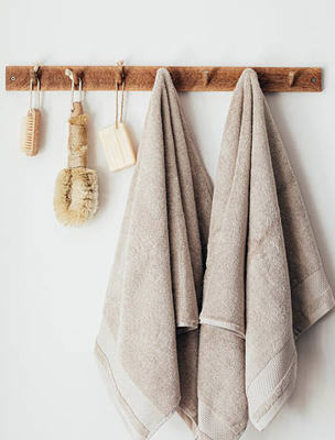 Handdukar och borstar hänger på krokar