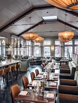 Restaurangen är uppdukad redo för kvällens gäster