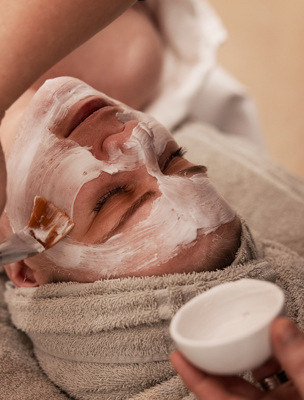 Spabehandling med ansiktsmask