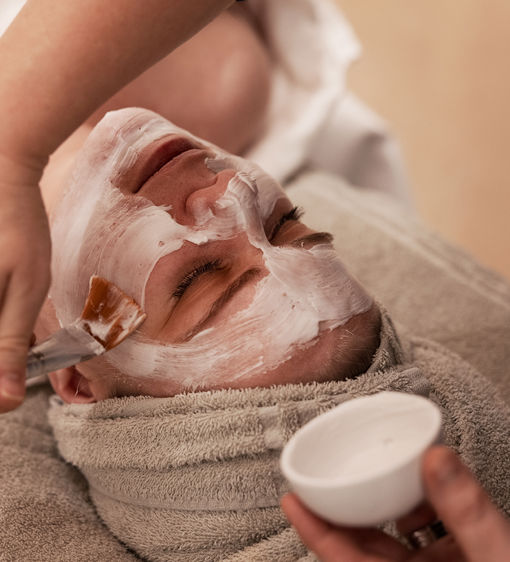 Spabehandling med ansiktsmask