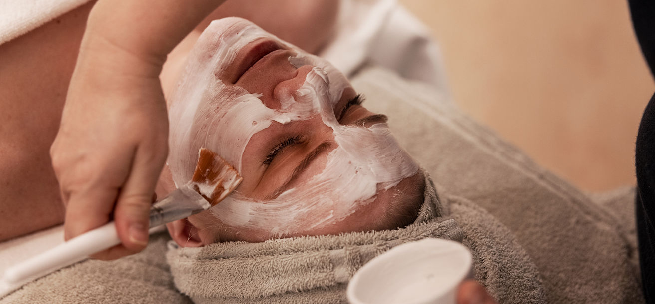 Spabehandling med ansiktsmask