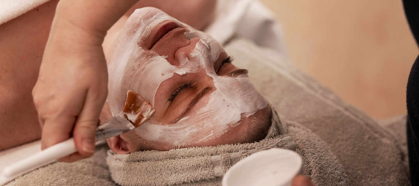 Spabehandling med ansiktsmask