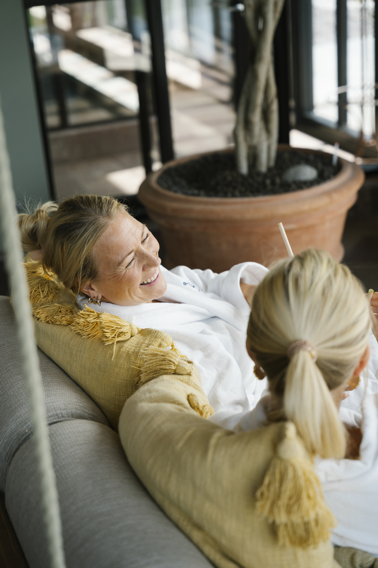 Kvinna skrattar i spat