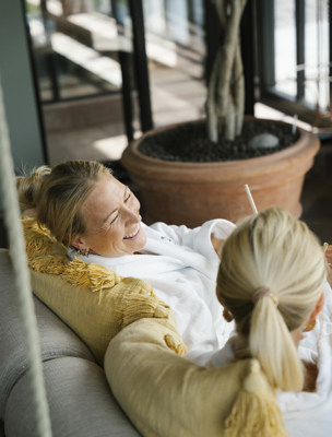 Kvinna skrattar i spat