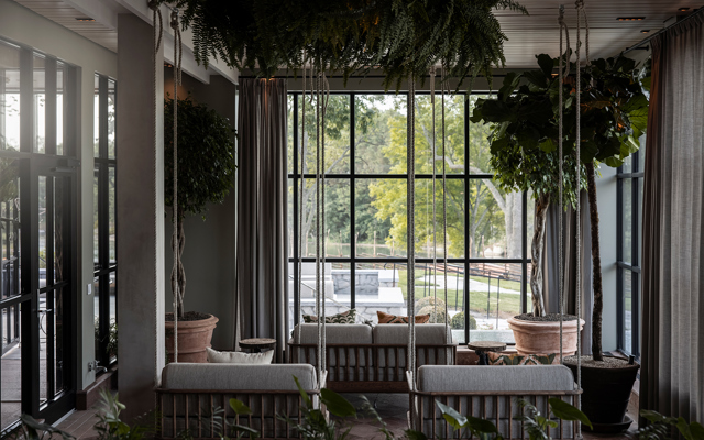 Hängande soffor i spats relaxavdelning med vacker utsikt 