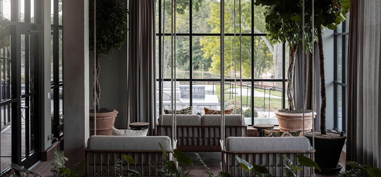 Hängande soffor i spats relaxavdelning med vacker utsikt