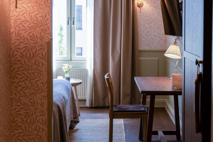 Superior hotellrum i ljusa färger med skrivbord