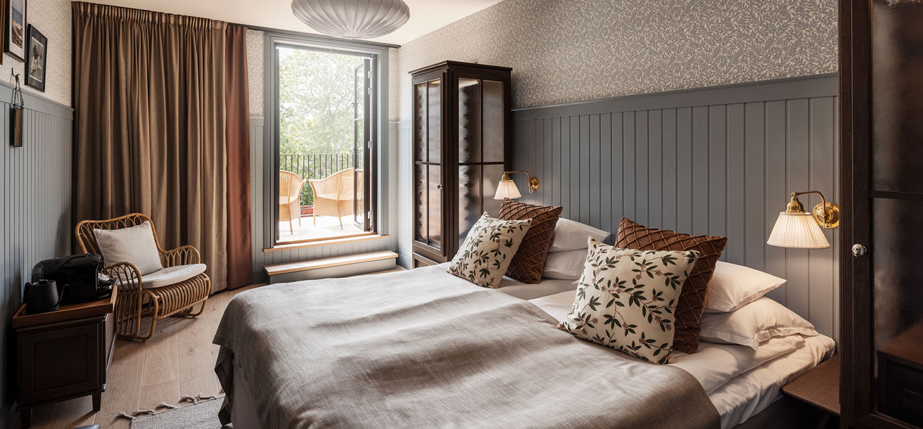 Hotellrum med balkong och vacker inredning