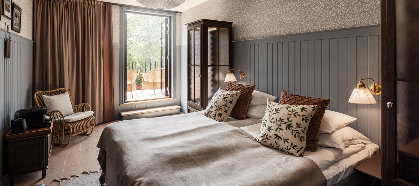Hotellrum med balkong och vacker inredning