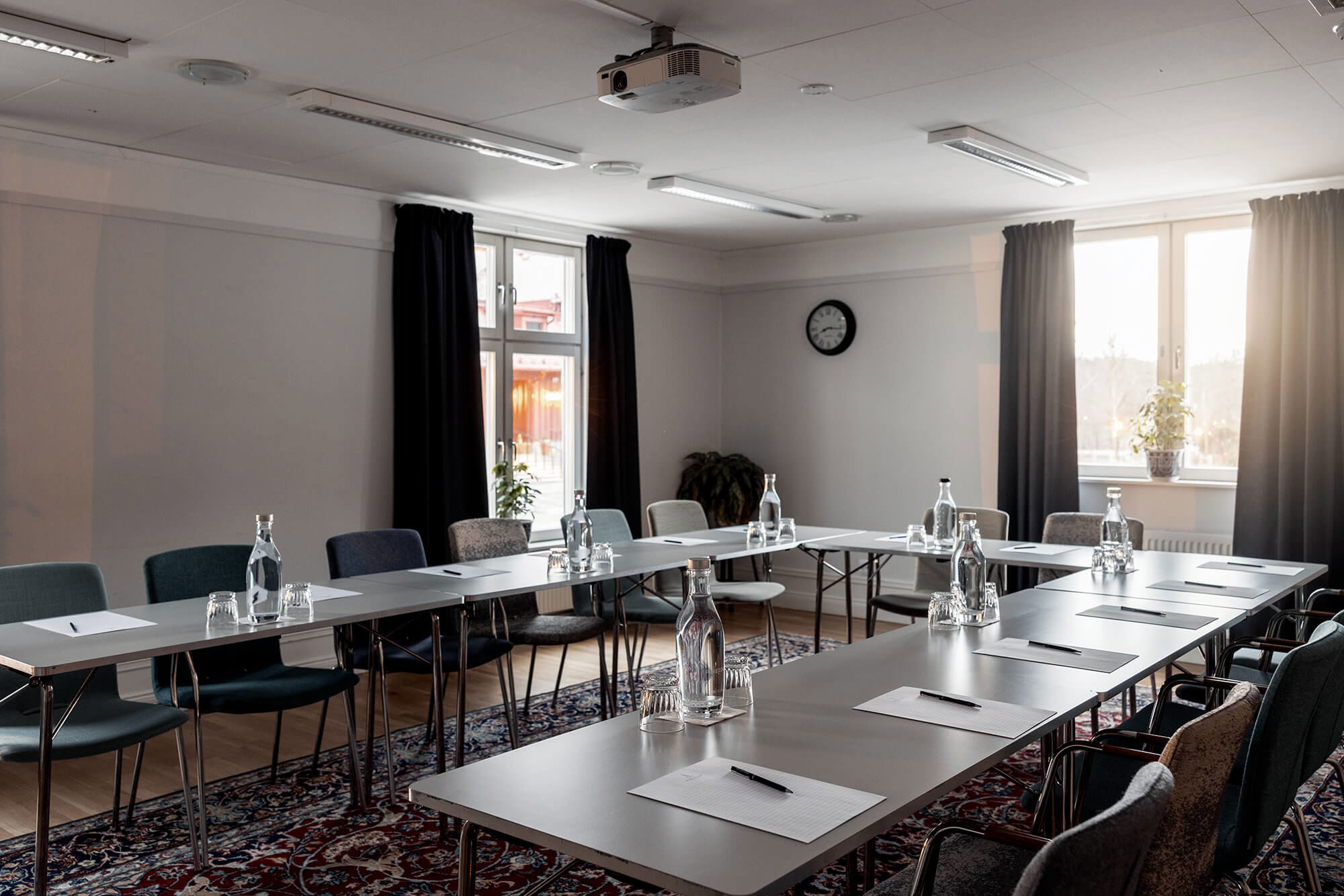 Konferenslokal i skärgården, möblerad i U-sittning