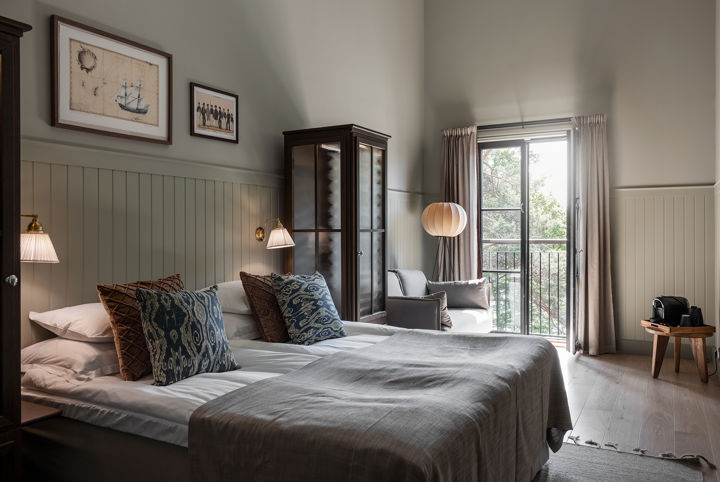 Vackert hotellrum med utsikt