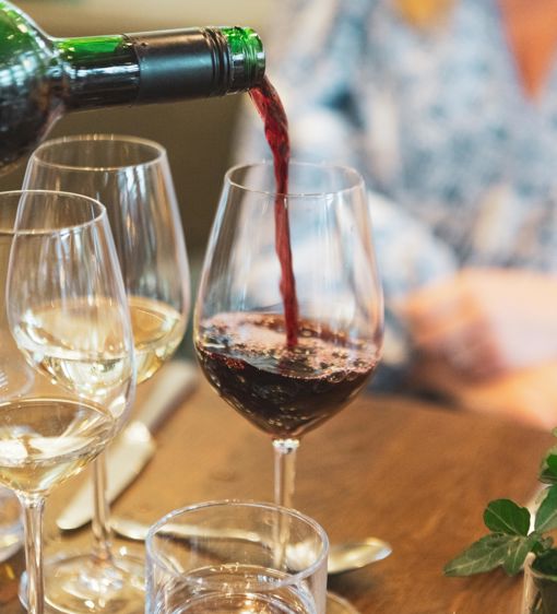 Rödvin serveras i ett vinglas