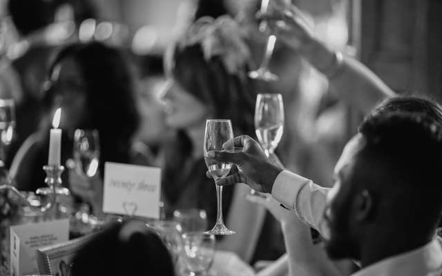 Skålande människor på fest