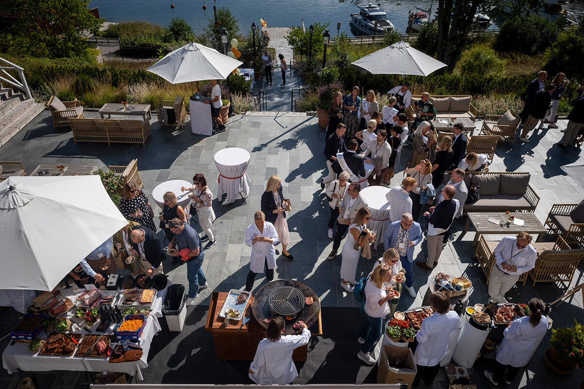 Människor som minglar på terrassen 