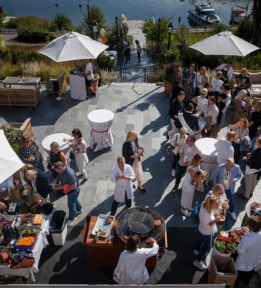 Människor som minglar på terrassen