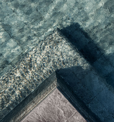 Poolkant med turkosfärgat vatten