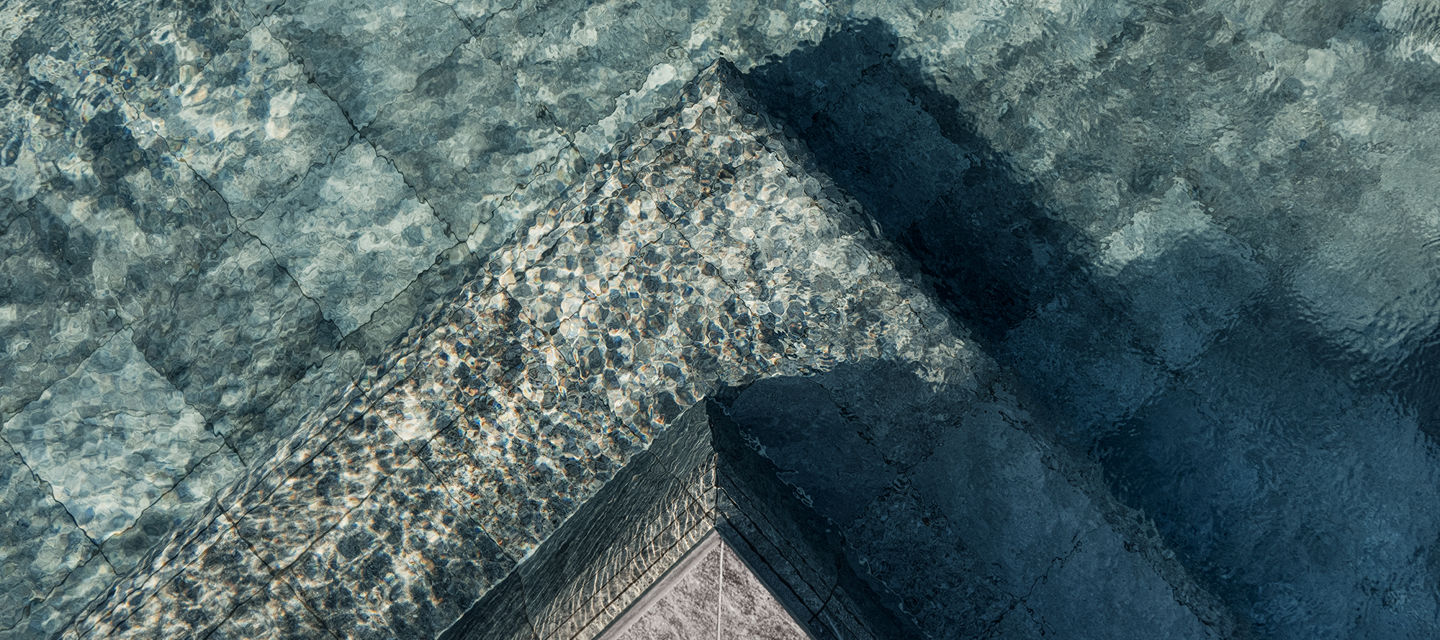 Poolkant med turkosfärgat vatten