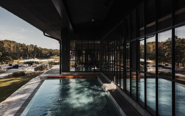 Vacker utomhuspool i skärgården 