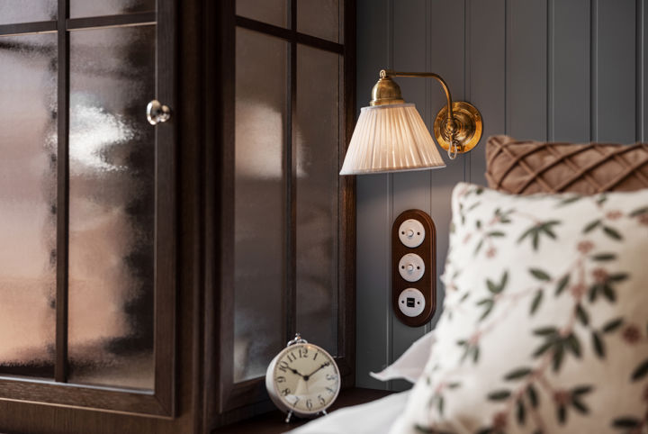 Vackra prydnadskuddar i hotellsäng