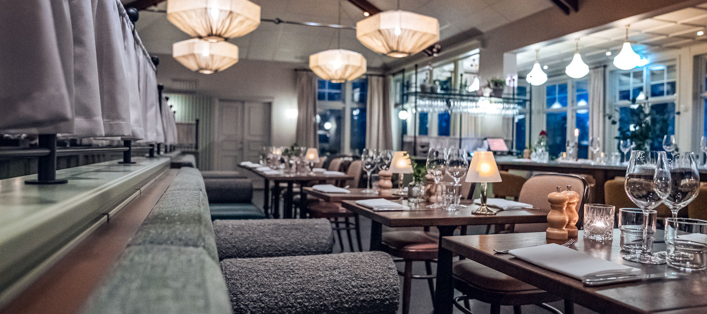 Hotellets restaurang på kvällen med dukade bord