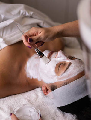 Spabehandling med ansiktsmask