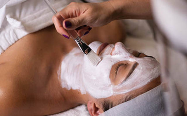 Spabehandling med ansiktsmask