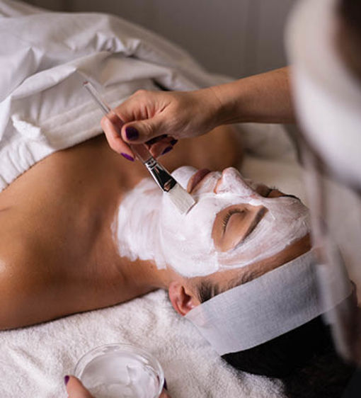 Spabehandling med ansiktsmask